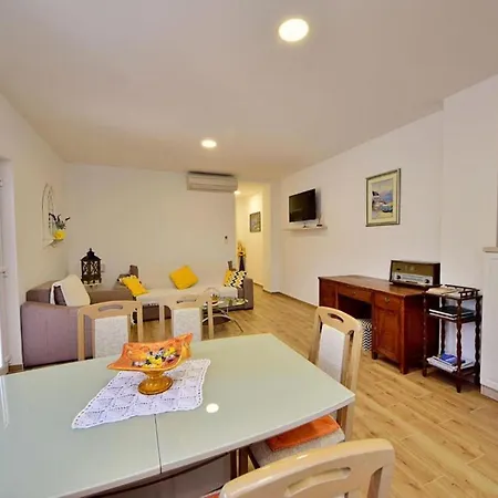 Semesterbostad Amaya *